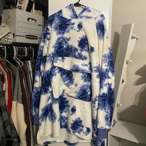 Blue and White Tie-Dye Hooded Blanket